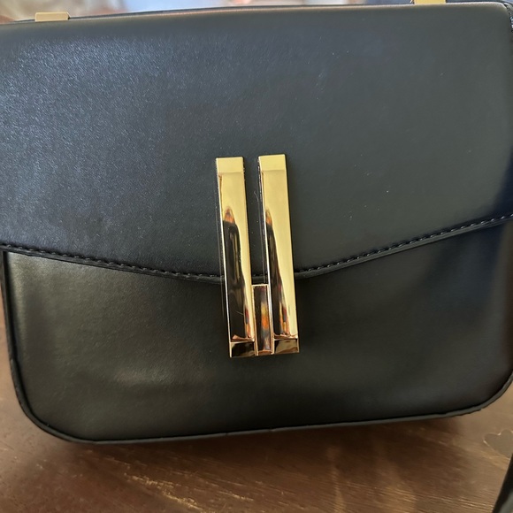 Black bag with gold double bar hardware - Picture 8 of 8